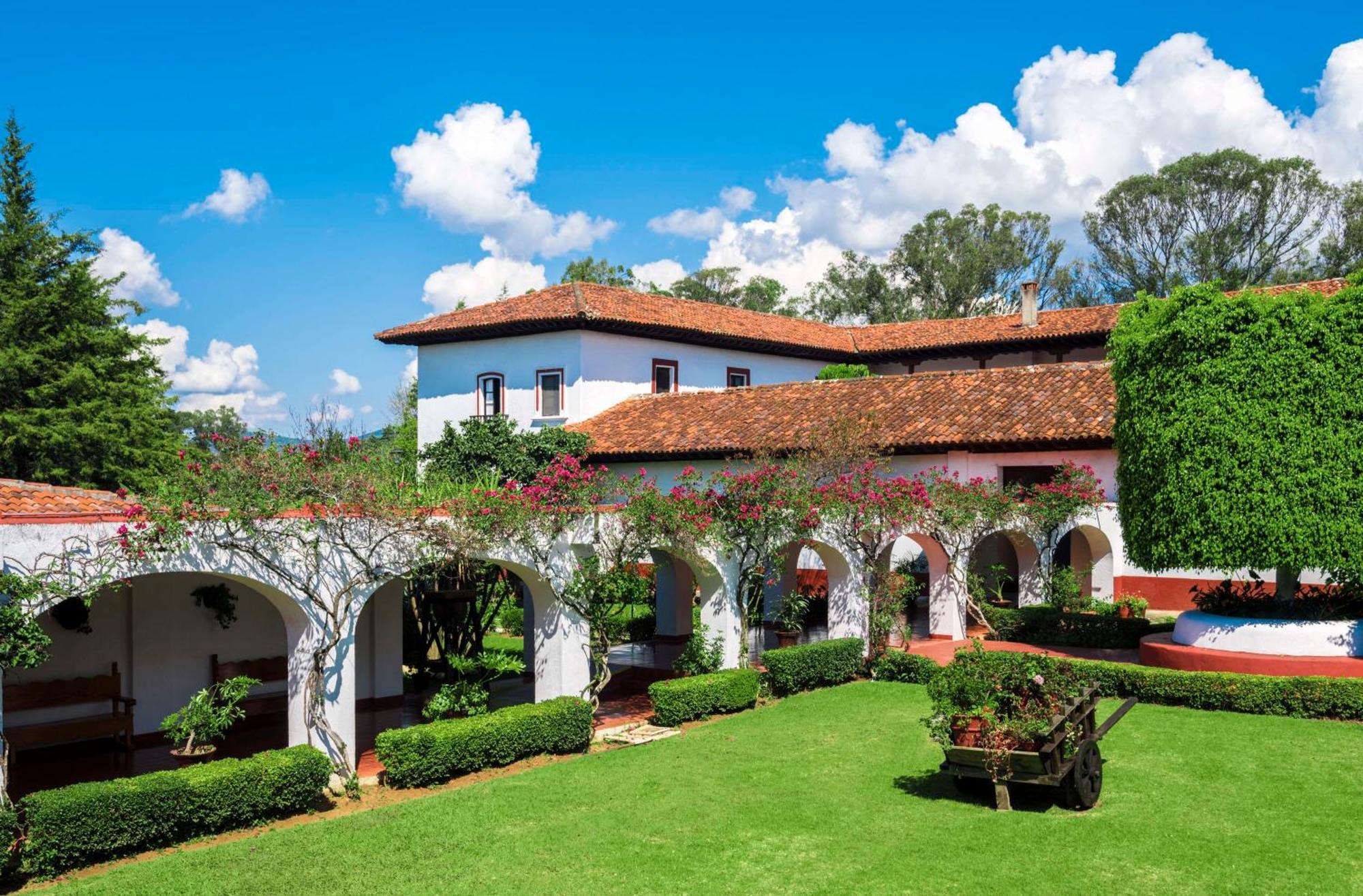 Best Western Plus Posada De Don Vasco Patzcuaro Exterior photo The Hacienda Santa Barbara