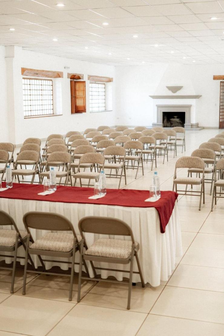 Best Western Plus Posada De Don Vasco Patzcuaro Exterior photo The interior of the conference hall