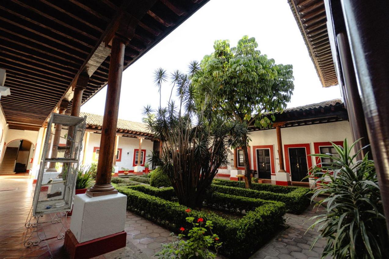 Best Western Plus Posada De Don Vasco Patzcuaro Exterior photo Central patio of the house