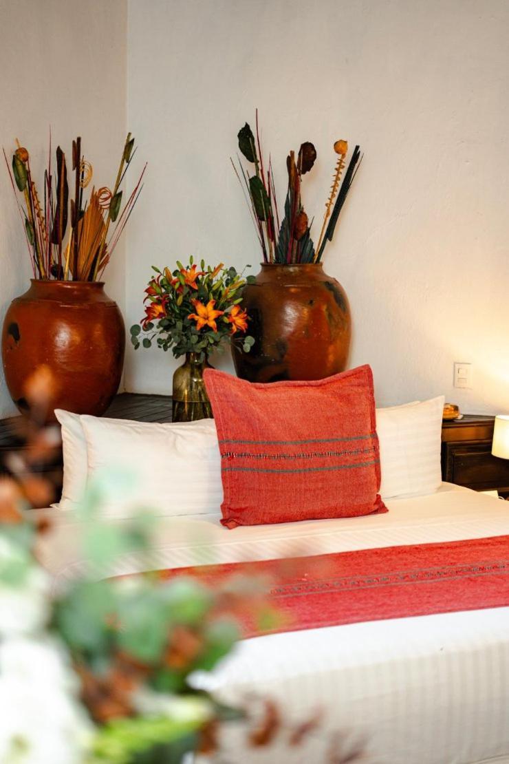 Best Western Plus Posada De Don Vasco Patzcuaro Exterior photo A throw pillow on a bed