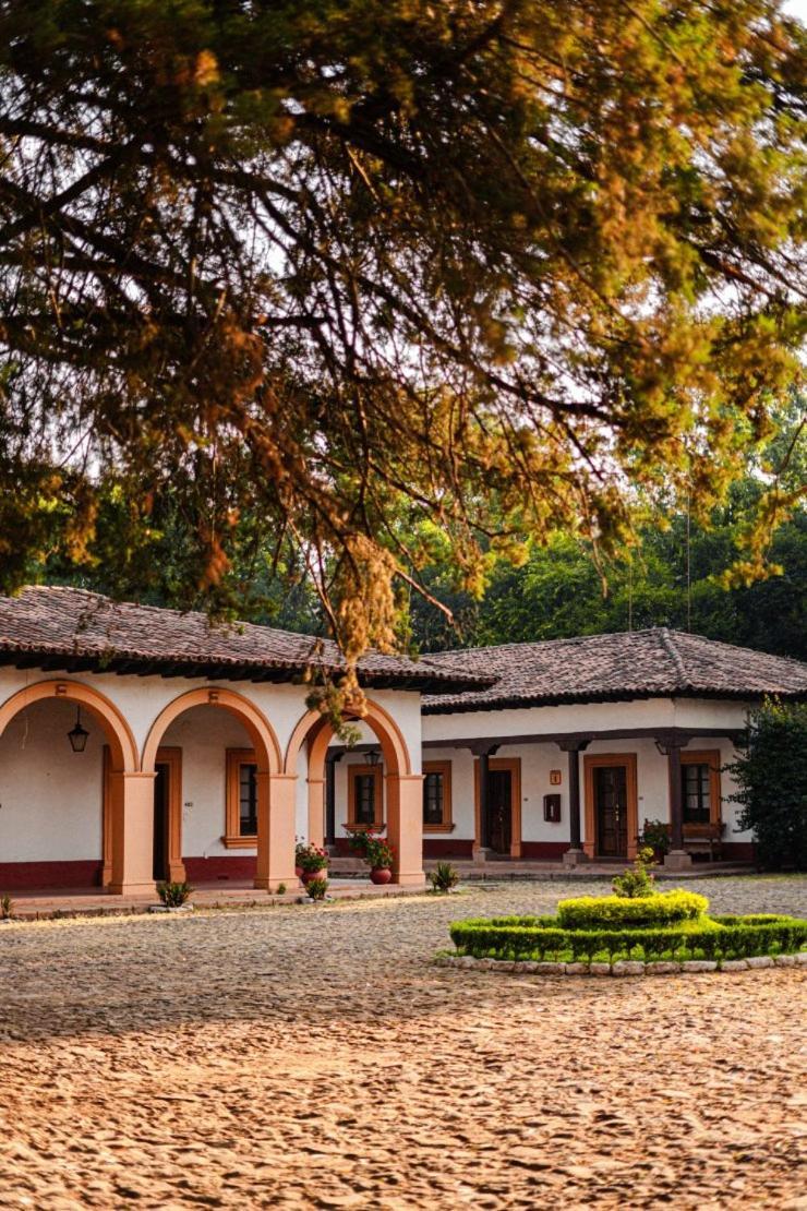Best Western Plus Posada De Don Vasco Patzcuaro Exterior photo The house of the writer in the village of Popovac